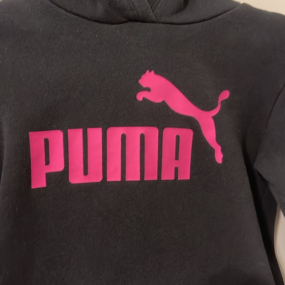 Puma Girl’s Hoodie - XS (5/6). Black hoodie with hot pink logo. - Picture 3 of 6
